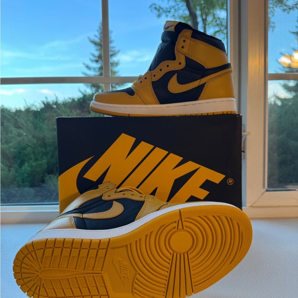 Nike Air Jordan 1 Retro High OG - Picture 2 of 3